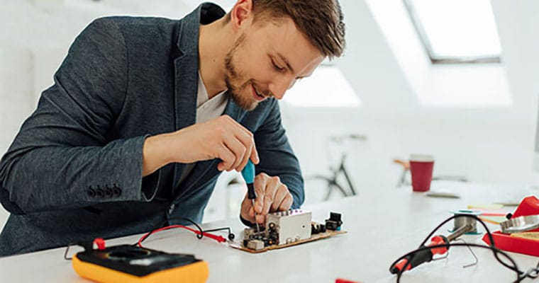 電流を検査するエンジニア